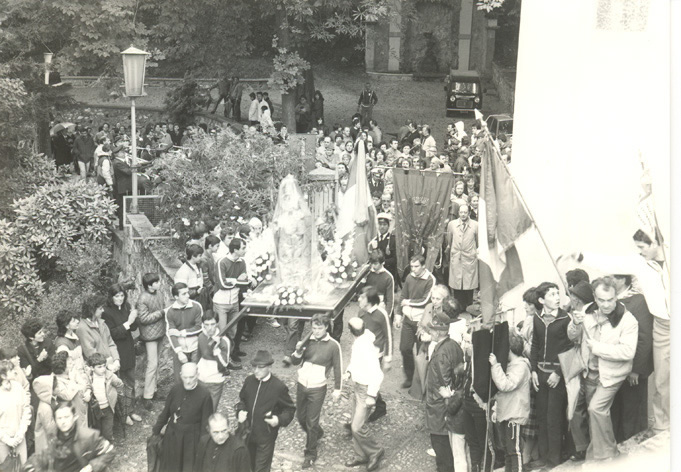 Festa di Galbiate - processione della 3° domenica di ottobre - statua della Madonna del Giglio - arrivo al Santuario del Monte Barro