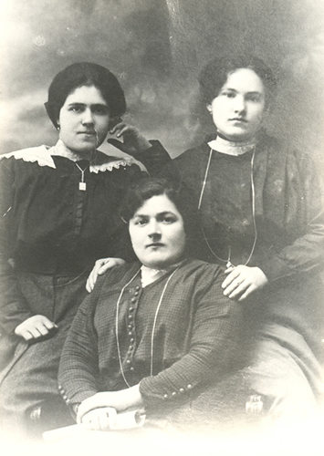 Ritratto di gruppo - sorelle Riva della frazione Novelletta