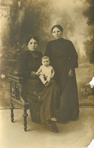 Ritratto familiare - sorelle Bonacina con bambino