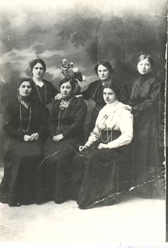 Ritratto di gruppo femminile - signorine della classe 1897