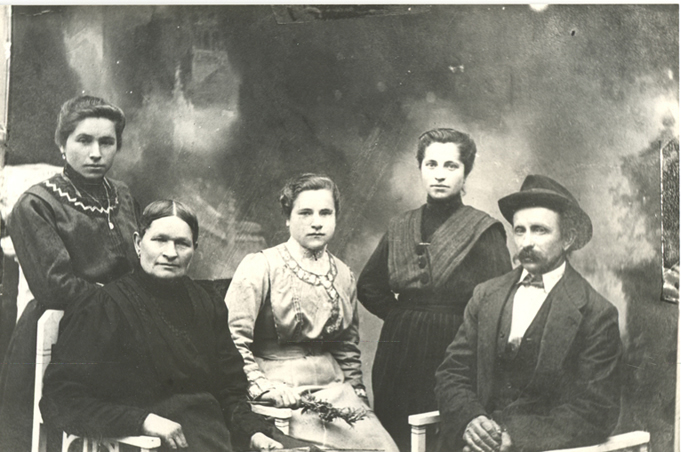 Ritratto familiare - Ambrogio Cesana e famiglia della frazione Piana