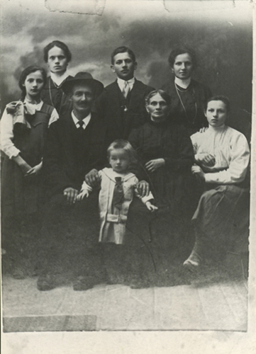 Ritratto familiare - Luigi Sacchi e famiglia della frazione Raffaello - detti 