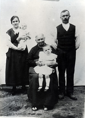Ritratto di famiglia - Giuseppe Riva - Laura Corti - suocera con nipote Giovanni