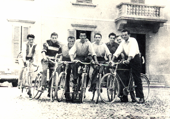 Ritratto di gruppo - amici in bicicletta