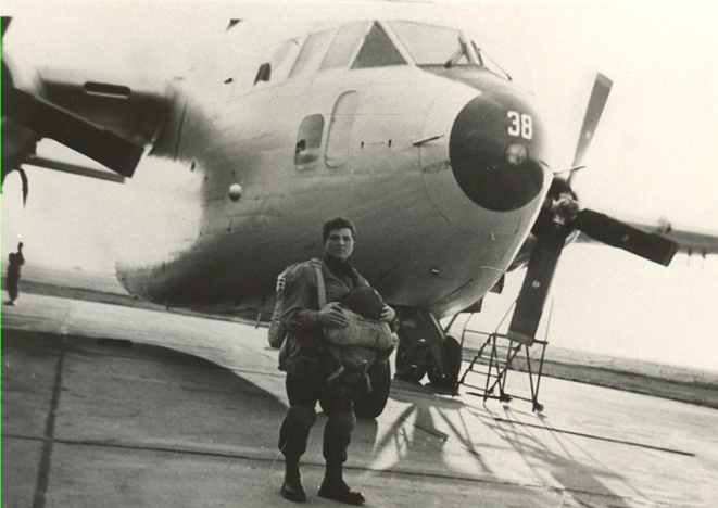 Ritratto maschile - militare davanti a un aereoplano