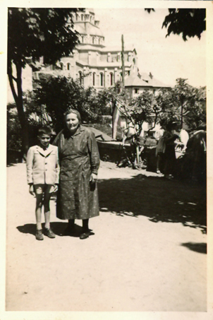 Re - donna e ragazzo - sullo sfondo il santuario della Madonna del sangue