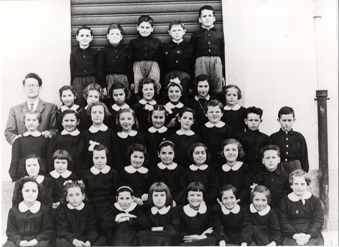 Galbiate - ritratto di gruppo - classe di III elementare nel 1956 - piazza A. Crippa