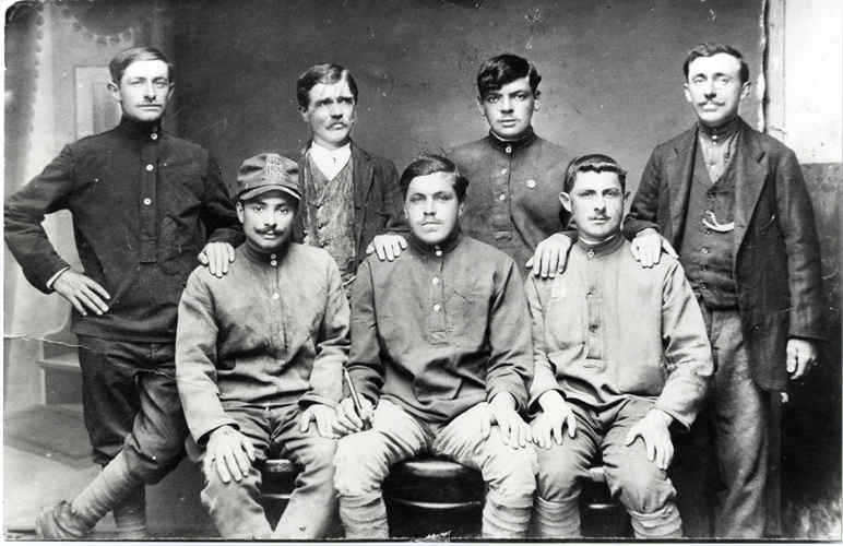 Galbiate - ritratto di gruppo - Carlo Corti, in piedi a sinistra, con i compagni di prigionia