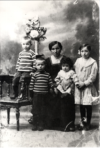 Galbiate - ritratto di gruppo - Caterina Corti in Sacchi con figli