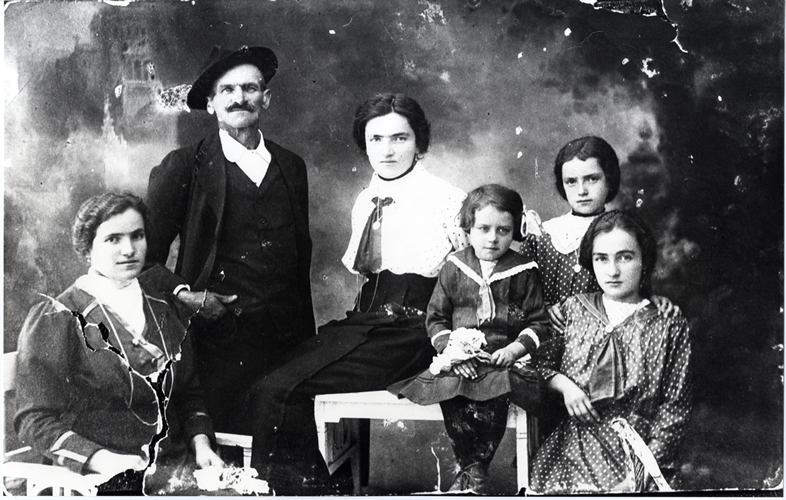 Galbiate - ritratto di gruppo - Paolo Corti (De Patrizi) con le figlie e la nipote