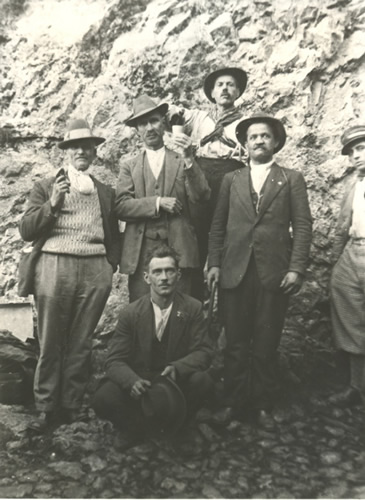 Ritratto di gruppo maschile - gita alla Cornabusa - Achille Riva - Riva 