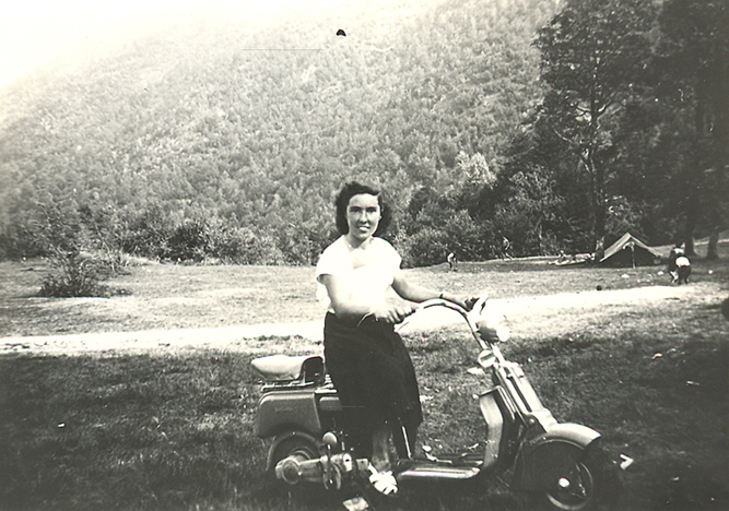 Ritratto femminile - ragazza su lambretta