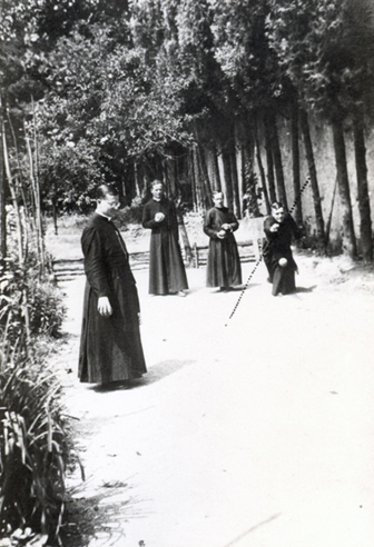Ritratto di gruppo - preti - gioco delle bocce