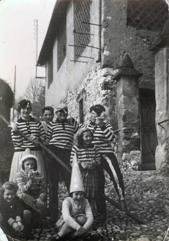 Ritratto di gruppo - bambimi vestiti per carnevale
