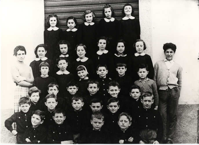 Galbiate - ritratto di gruppo - classe di III elementare nel 1956 - piazza A. Crippa