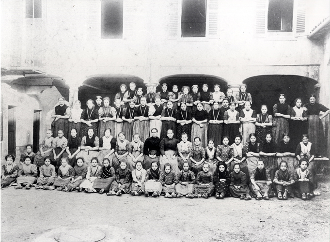 Galbiate - Rizzolo - ritratto di gruppo - filandaie - cortile della filanda Aldeghi