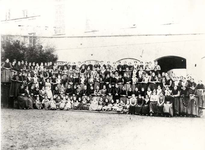 Galbiate - ritratto di gruppo -  filandaie - cortile della filanda Zucchi (Nava?)