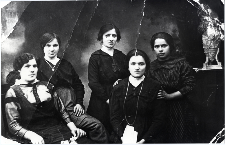 Galbiate - ritratto di gruppo femminile