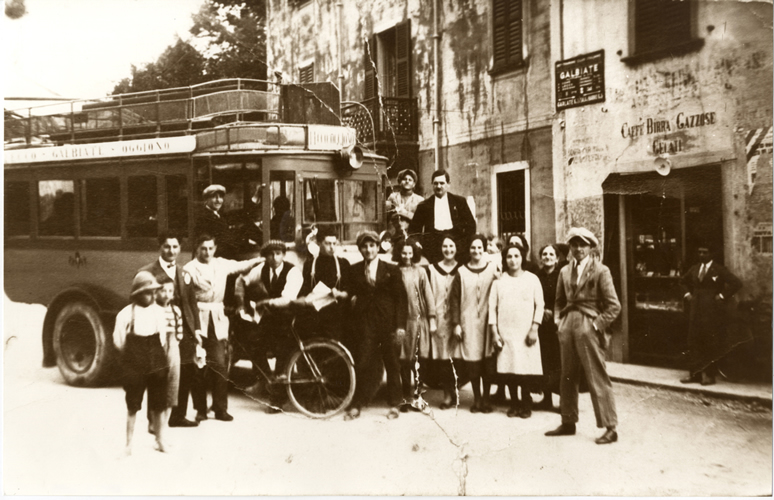 Galbiate - ritratto di gruppo - arrivo della prima corriera